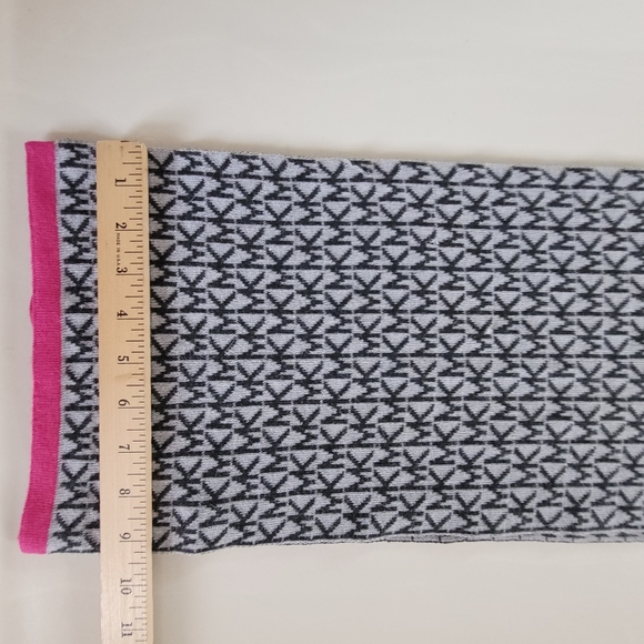 MICHAEL KORS Signature MK knit Fall / Winter scarf gray with pink end borders - Picture 5 of 6